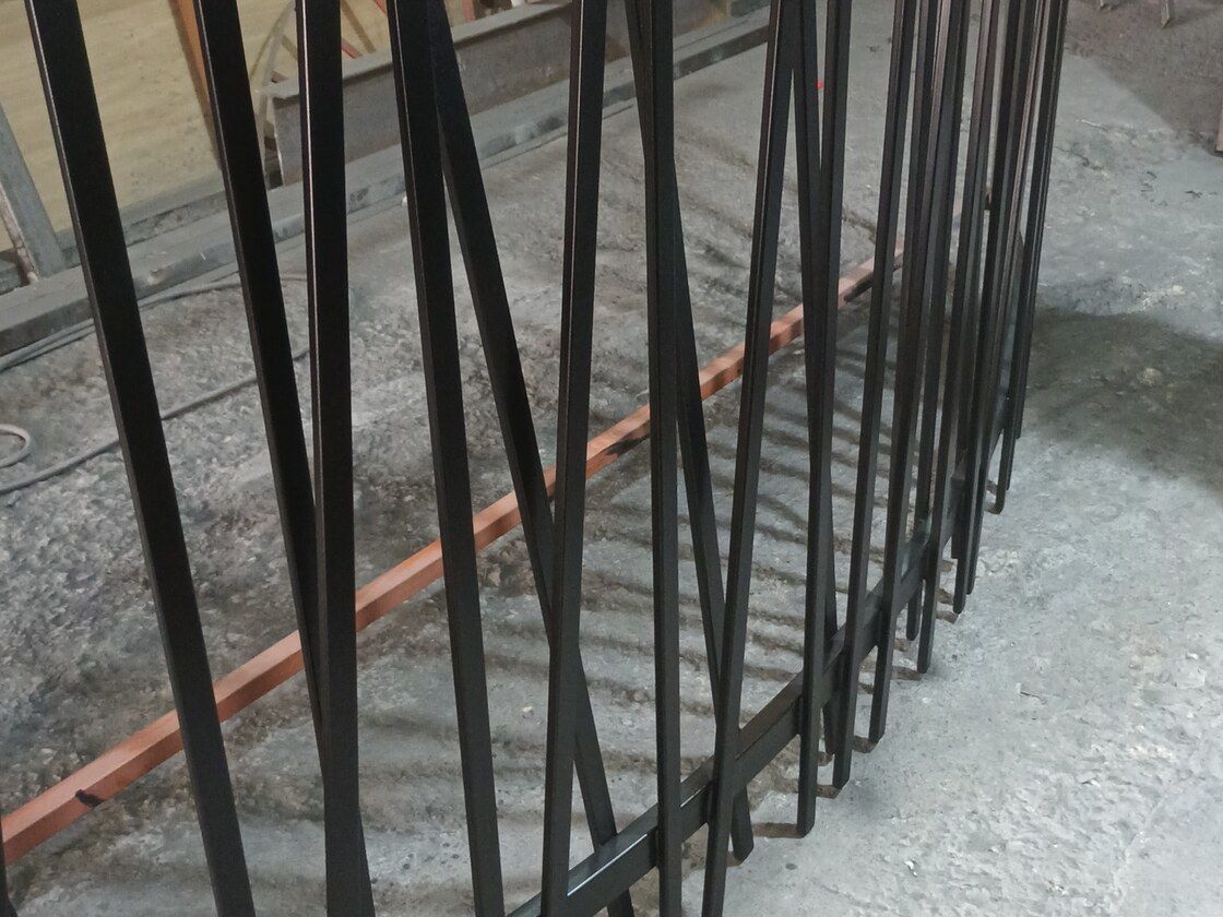 Tramos de barandal terminados en el taller, listos para instalar