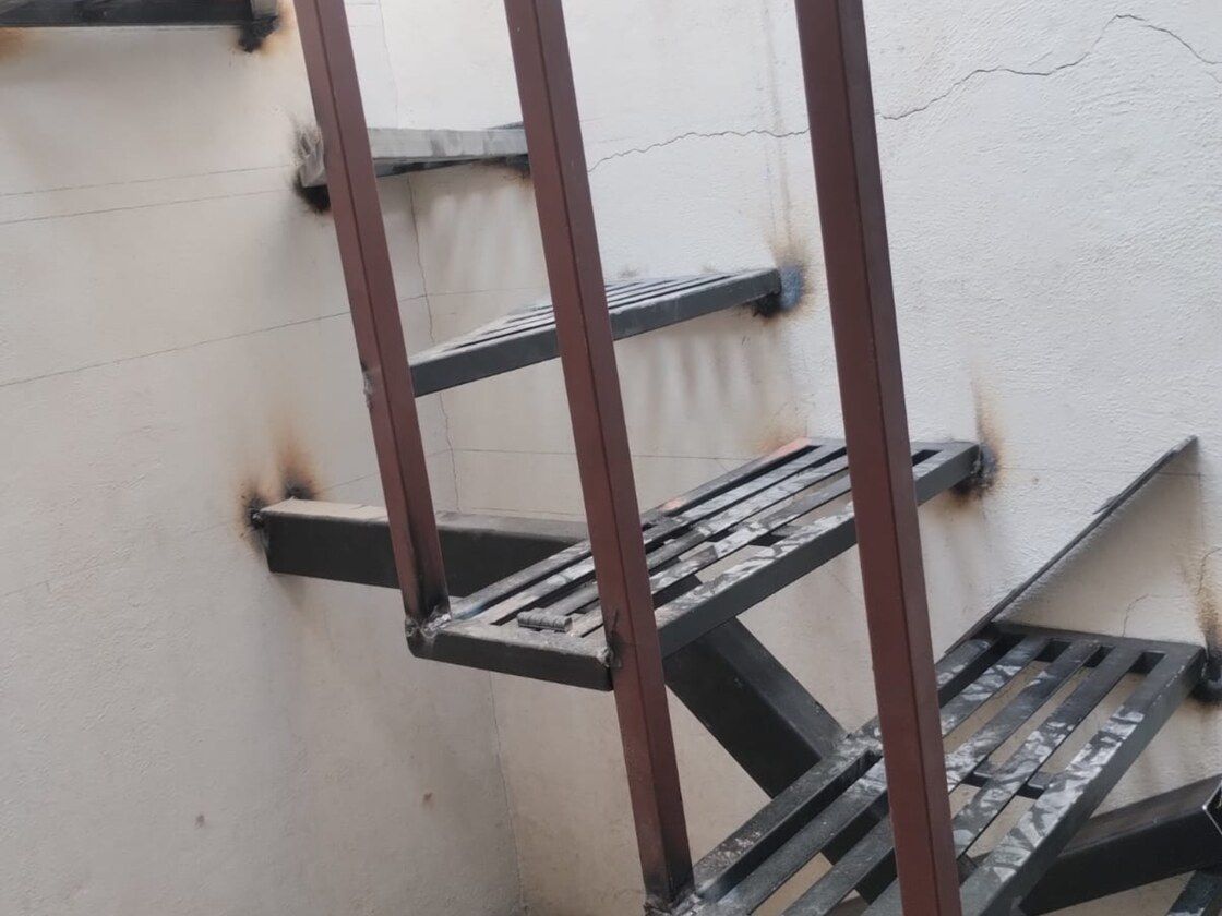 Estructura metálica de escalera y descanso montada en obra