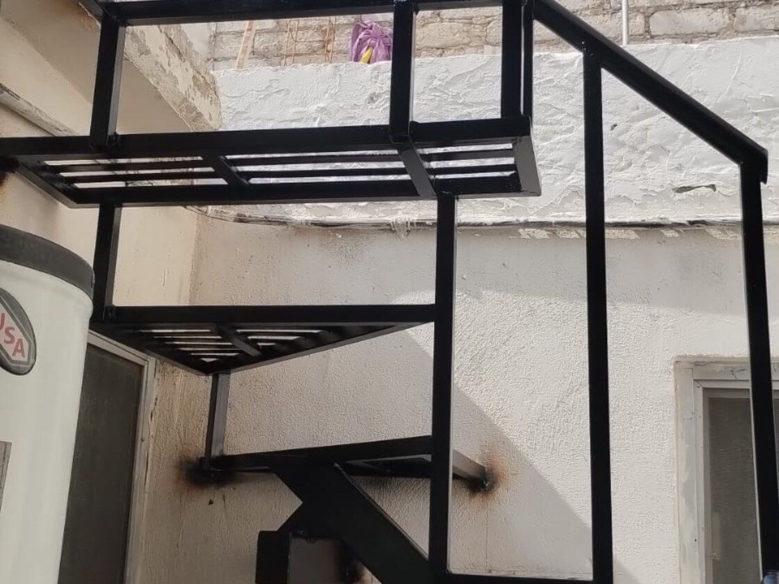 Estructura de escalera exterior de acero armada en sitio