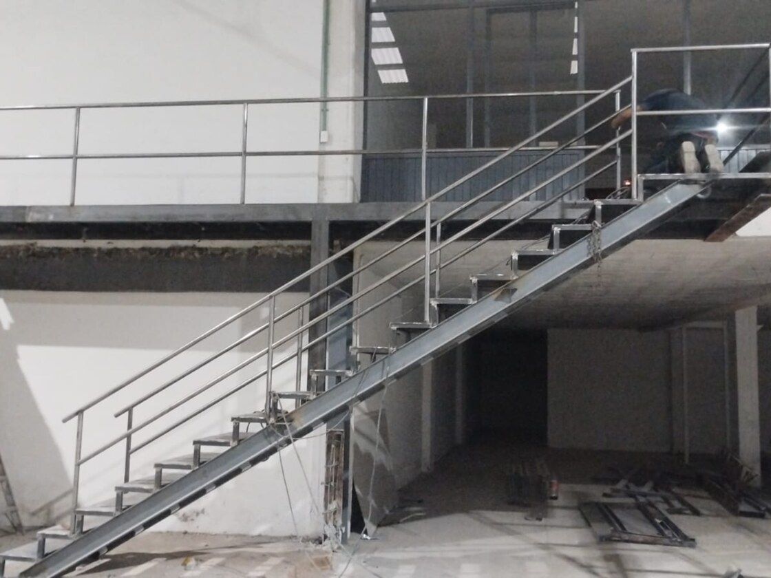 Escalera y entrepiso metálico montados en una nave industrial en León