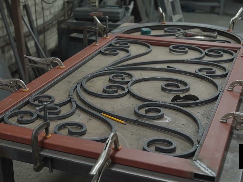 Bastidor metálico armado sobre la mesa de trabajo, conforme al detalle constructivo