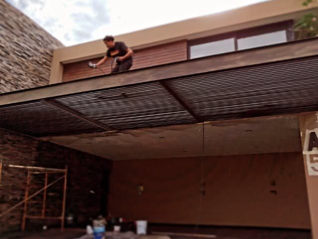 Techo metálico de cochera con cubierta corrida en una residencia de León